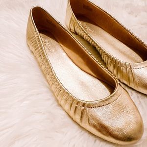 GOLD LILLY PULITZER FLATS✨✨